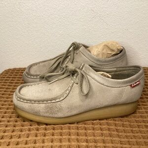 Clarks Women's Moccasins in Light Gray and Tan